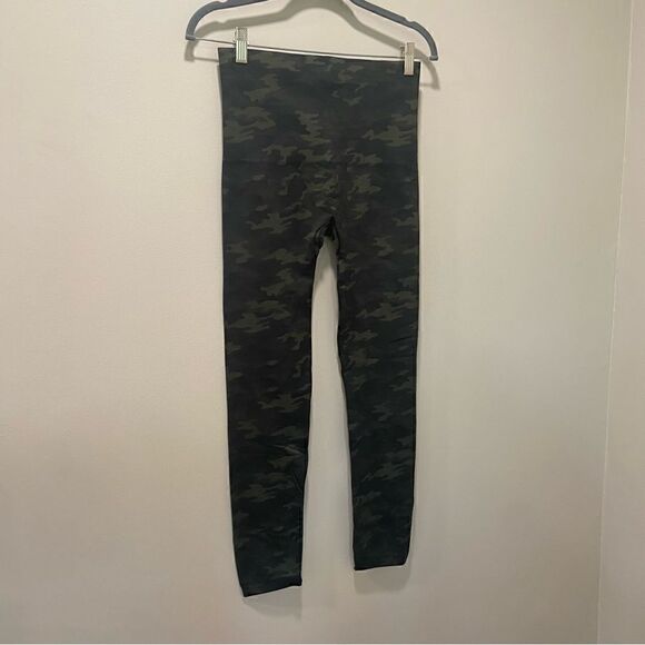 Spanx Look At Me Now Seamless Legging in Green Camo sz 1x - Picture 4 of 6